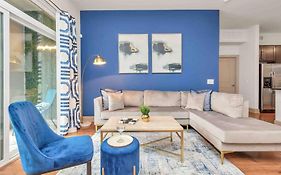 Luxury 2 Bedroom Houston Sweet With Pool In Med Center